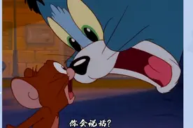 信件从右手下换到了左手下，汤姆已经看过信了他知道杰瑞肯定会回视频封面