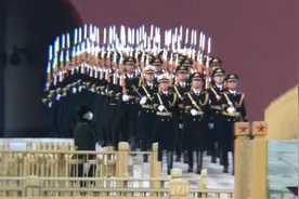 天安门降旗仪式，三军仪仗队亮相，简直太帅了！太震撼了！视频封面