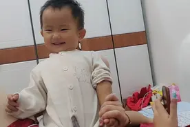 就是一个小疯子！坐妈妈肚子上给妈妈坐疼了还高兴得很视频封面