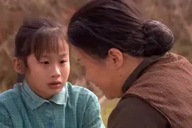 小女孩和奶奶下地干活，奶奶累的直不起腰，赶忙让孙女倒杯水！视频封面