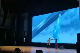 初二学生演绎冰雪奇缘舞台剧视频封面