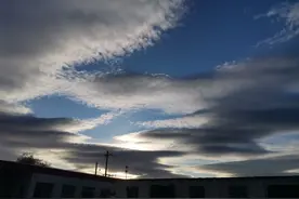 原来这叫碟状云层或飞碟云，太美了，太原空中罕见出现这种美景视频封面