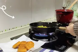 一天的生活从厨房开始☀️铸铁锅真的是好用👍煎饼炒菜还能进烤箱视频封面
