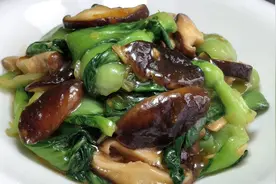 厨师长教你香菇炒油菜的家常做法，步骤详细，鲜香入味下酒又下饭