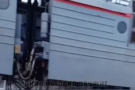 俄罗斯战损装备和缴获的乌克兰装备通过火车送去维修或做备件视频封面