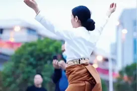 藏族小姐姐舞美人更美，用热情跳出了舞蹈新境界。视频封面