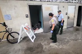 洛杉矶市公共工程部卫生工作者清理威尼斯海滩的无家可归者营地视频封面