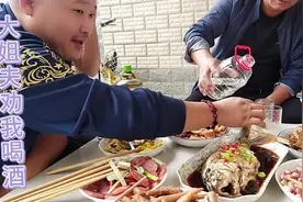 走亲戚到我姨家，我不能喝酒大姐夫劝酒，我定力还可以。视频封面