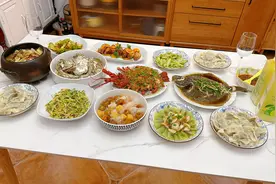 北方小年吃什么，我家饺子搭配十道菜来庆祝小年，一家五口很开心视频封面