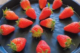 草莓放电饼铛里烙一烙，这种做法我家孩子最爱吃，软糯香甜超解馋视频封面
