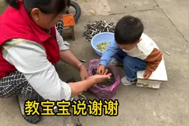 宝宝夸奶奶的菜做的好吃，祖孙亲密互动，妈妈教会宝宝说“谢谢”