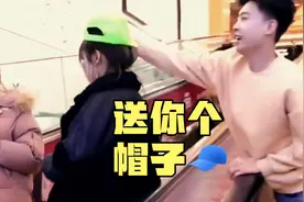 小伙在电梯送妹子帽子，这操作是在暗示什么吗？视频封面
