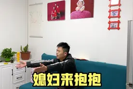 老公喝醉回家耍酒疯，跟媳妇撒娇要抱抱，气得媳妇让他睡沙发视频封面