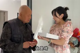 大表姐为爷爷准备四份生日礼物，前三份爷爷超爱，最后一份翻车了视频封面