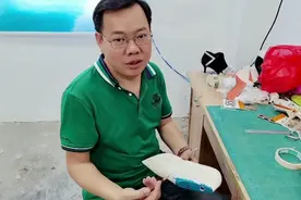 一个90后男孩，他为何要穿女性鞋子，这是为啥呀？视频封面