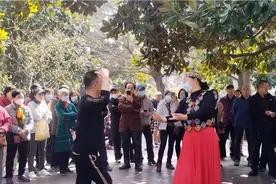 杭州西湖一公园，各地少数民族爱好者欢聚一堂，共舞新疆舞视频封面