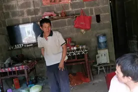 大山里贫困户生活状态，走进屋里看到这些，好心酸，支持一下吧！视频封面