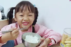 女儿学爸爸吃饭的坐姿，有模有样，不知道爸爸看了有什么感想？视频封面