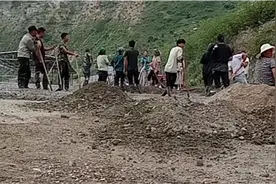 我们家把土地铺上水泥。然后老乡们都过来帮忙了。太感谢她们了视频封面