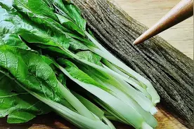 原来小白菜炒粉丝要这样做，难怪以前炒粉丝老粘锅，技巧全在这里视频封面