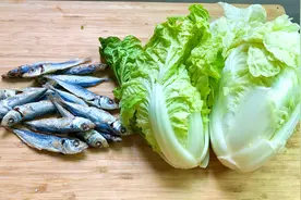 海边人的家常菜：鱼干煮白菜，有肉有鱼有菜还有汤，真美味视频封面