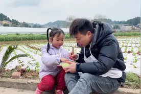小伙自己在家做榨菜有妙招，1个小时就可以吃，来看看他怎么做的视频封面