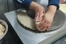 纯地瓜面烙煎饼必须这样压糊子，手滚煎饼糊子制作方法全程操作视频封面