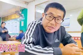 逛完焦岱大集再到韦曲老街道夜市转转，吃一碗11元拉面，都很热闹视频封面