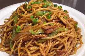 厨师长教你肉丝炒面的家常做法，步骤详细，筋道爽滑不成坨不粘锅视频封面