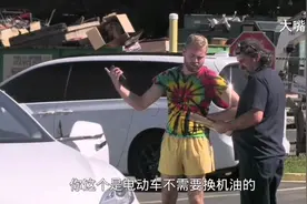老外把特斯拉改装成汽油车，开去修理厂换机油差一点被老板打，视频封面