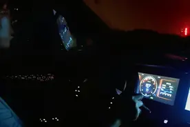 女司机夜晚高速开车，服务区停车双手交叉打方向，那个教练教的？视频封面