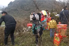 贵州农村，一大家子翻山越岭拜年祭祖，好不热闹，您见过这场面吗视频封面