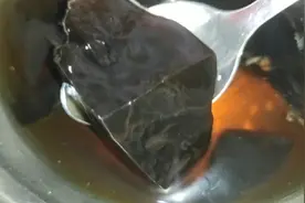 在广东少不了的糖水之黑凉粉，放冰箱冻过吃起来冰冰凉凉的超爽