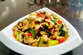女厨师教你“生炒鱼片”的正确做法，鱼片鲜香嫩滑不碎，有方法视频封面