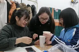雯雪给乐乐点的奶茶自己却还先喝起来了 这画面是不是太有爱了视频封面