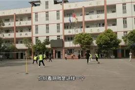 服了，自制球门简陋场地，玩得开心。训练出来的孩子能拿县奖视频封面