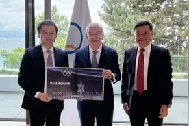 安踏集团丁世忠与国际奥委会主席巴赫亲切会面，都谈了什么？视频封面