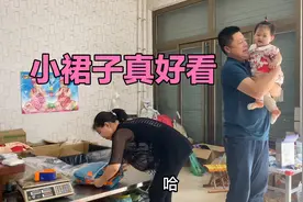 小若汐穿花裙子扎小辫子，爸爸见了抱起来亲一口，咋看咋稀罕视频封面