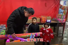 歌神买大红鞭炮准备过年，顺便给孩子挑选一箱烟花，高兴极了视频封面