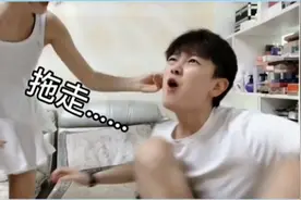 作死行为鉴赏，小伙当着女友面摸小姨子的头视频封面
