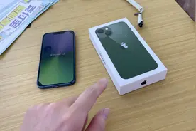 拆封绿色版本iPhone13，这个颜色有点好看！视频封面