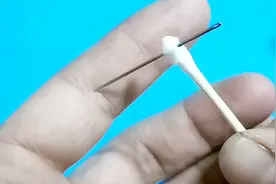 手上扎刺 怎么处理 别再野蛮的用缝衣针去挑出来我教你不痛挑刺视频封面