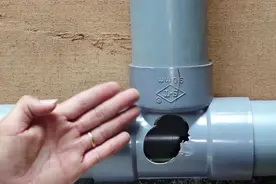PVC排水管中间坏了一个洞，老师傅现场维修三通更换教程的实例视频封面