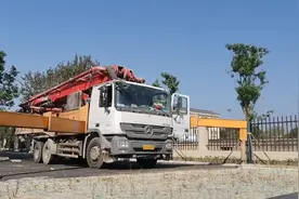 三一泵车支腿起臂架操作！