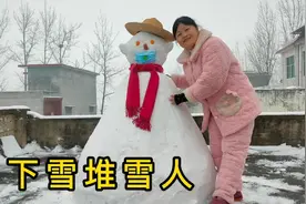 河南漯河持续下雪，小霞花两个小时在房顶堆个大雪人，真有创意视频封面