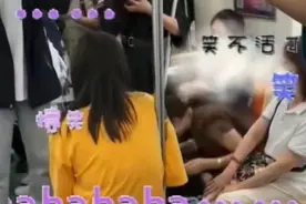 地铁上，一对年轻恋人搂抱彼此，却遭到阿姨的责难指责视频封面