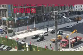 塔北路空中花园交通信号灯装好围挡拆除