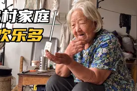 3岁的宝宝去给老奶奶送吃的，老人心里美滋滋，暖心的一幕出现了视频封面