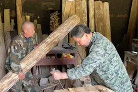 湘西北土家族大木师傅，用失传鲁班法矫正木棺，小伙实拍全过程视频封面
