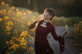 谁说拍油菜花不能穿大红色的衣服。视频封面